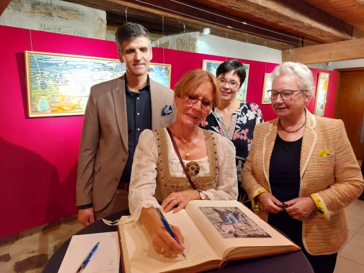 Bei
der Vernissage am 13.10.2023 trug sich die Knstlerin Susanne Scholz in
das Goldene Buch der Stadt Neuenstadt am Kocher ein. – Brgermeister
Andreas Konrad, Andrea Schnele, Brgermeisterin der Stadt Lauchheim und
Schirmherrin Annette Schavan, Bundesministerin a. D. und Schirmherrin der
Ausstellung, hielten ebenfalls ihre Gre und Eindrcke fest.